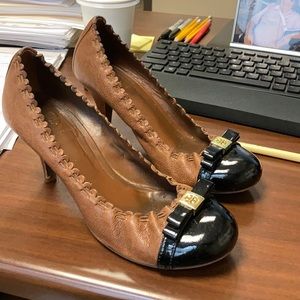 Tory Burch 6 pumps cognac with black patent toe